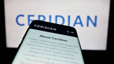 Stuttgart, Almanya - 06-25-2023: ABD 'li yazılım şirketi Ceridian HCM Holding Inc.' nin web sayfası logo önünde ekranda. Telefon ekranının sol üst kısmına odaklan.