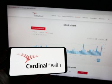 Stuttgart, Almanya - 06-25-2023: ABD 'li sağlık şirketi Cardinal Health Inc.' in logosunun bulunduğu cep telefonu iş sayfası önünde ekranda. Telefon ekranına odaklan.