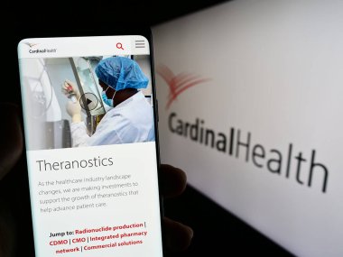 Stuttgart, Almanya - 06-25-2023: ABD 'li sağlık şirketi Cardinal Health Inc.' in web sayfası olan cep telefonu logosu önünde ekranda. Telefon ekranının merkezine odaklan.