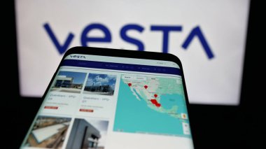 Stuttgart, Almanya - 11-11-2024: Şirket Inmobiliaria Vesta S.A.B. web sitesi ile cep telefonu De CV ekranda logonun önünde. Telefon ekranının sol üst kısmına odaklan.