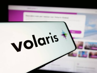 Stuttgart, Almanya - 11-11-2024: Ticari web sitesi önünde ekranda Meksika 'nın düşük maliyetli havayolu şirketi Volaris' in logosunun bulunduğu cep telefonu. Telefon ekranının merkez soluna odaklan.