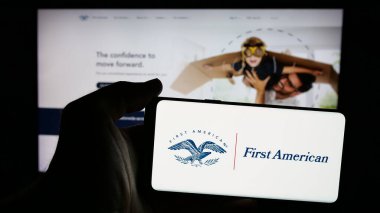 Stuttgart, Almanya - 11-11-2024: ABD 'li First American Financial Corporation şirketinin logosunun bulunduğu cep telefonu web sayfası önünde ekranda. Telefon ekranına odaklan.