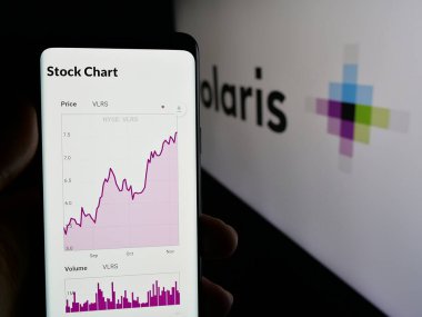 Stuttgart, Almanya - 11-11-2024: Meksika 'lı düşük maliyetli havayolu şirketi Volaris' in web sayfası olan akıllı telefon sahibi kişi logonun önünde ekranda. Telefon ekranının merkezine odaklan.