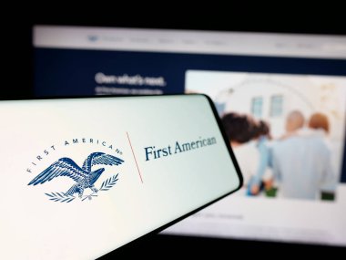 Stuttgart, Almanya - 11-11-2024: ABD 'li First American Financial Corporation şirketinin logosuna sahip akıllı telefon web sitesinin önünde ekranda. Telefon ekranının merkez soluna odaklan.