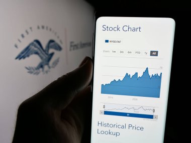 Stuttgart, Almanya - 11-11-2024: ABD 'li First American Financial Corporation şirketinin web sayfası logo önünde ekranda. Telefon ekranının merkezine odaklan.