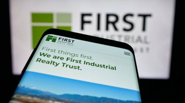 Stuttgart, Almanya - 11-11-2024: ABD 'li şirket First Industrial Realty Trust Inc.' in web sitesi ile birlikte ticari logo önünde ekranda. Telefon ekranının sol üst kısmına odaklan.