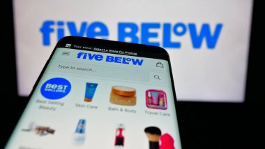 Stuttgart, Almanya - 11-11-2024: ABD 'li indirimli perakende şirketi Five Below Inc.' in web sitesi olan cep telefonu iş logosu önünde ekranda. Telefon ekranının sol üst kısmına odaklan.