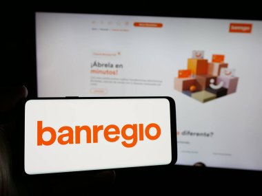 Stuttgart, Almanya - 11-11-2024: Banregio Grupo Financiero S.A.B. şirketinin logosuna sahip kişi de C.V. web sitesinin önünde ekranda. Telefon ekranına odaklan.