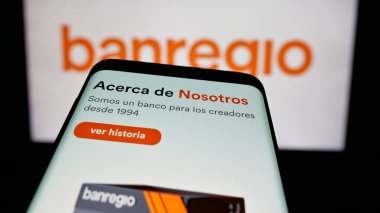 Stuttgart, Almanya - 11-11-2024: Banregio Grupo Financiero S.A.B. şirketinin web sitesiyle cep telefonu İş logosunun önündeki ekranda. Telefon ekranının sol üst kısmına odaklan.