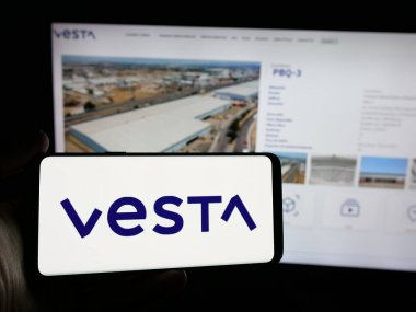 Stuttgart, Almanya - 11-11-2024: Inmobiliaria Vesta S.A.B. şirketinin logosunu taşıyan kişi de C.V. web sitesinin önünde ekranda. Telefon ekranına odaklan.