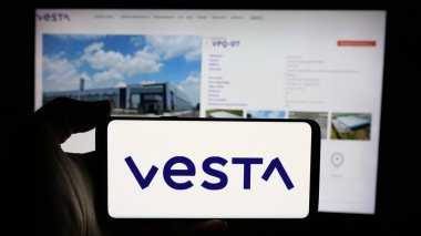 Stuttgart, Almanya - 11-11-2024: Şirket logosu olan cep telefonu sahibi Inmobiliaria Vesta S.A.B. de CV ekranda web sayfasının önünde. Telefon ekranına odaklan.