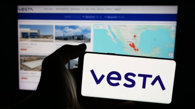 Stuttgart, Almanya - 11-11-2024: Şirket logosu olan cep telefonu sahibi kişi Inmobiliaria Vesta SAB de CV web sayfası önünde ekranda. Telefon ekranına odaklan.