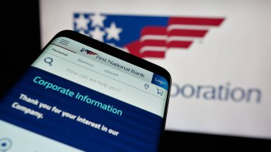 Stuttgart, Almanya - 11-13-2024: İş logosu önünde ABD 'li FNB Corporation (First National Bank) web sitesi bulunan akıllı telefon. Telefon ekranının sol üst kısmına odaklan.