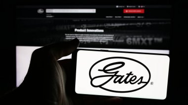 Stuttgart, Almanya - 11-13-2024: Amerikan şirketi Gates Industrial Corporation plc 'in logosunun bulunduğu cep telefonu web sayfası önünde ekranda. Telefon ekranına odaklan.