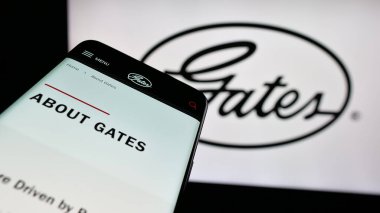 Stuttgart, Almanya - 11-13-2024: ABD 'li Gates Industrial Corporation plc şirketinin web sitesi olan cep telefonu iş logosu önünde ekranda. Telefon ekranının sol üst kısmına odaklan.