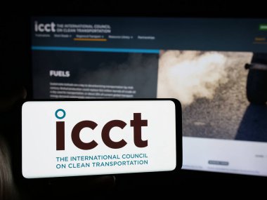 Stuttgart, Almanya - 11-13-2024: İnternet sitesi önünde Uluslararası Temiz Ulaşım Konseyi (ICCT) logosu bulunan kişi. Telefon ekranına odaklan.
