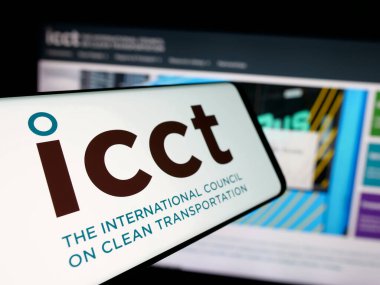Stuttgart, Almanya - 11-13-2024: İnternet sitesi önünde Uluslararası Temiz Ulaşım Konseyi (ICCT) logosu bulunan cep telefonu. Telefon ekranının soluna odaklan.