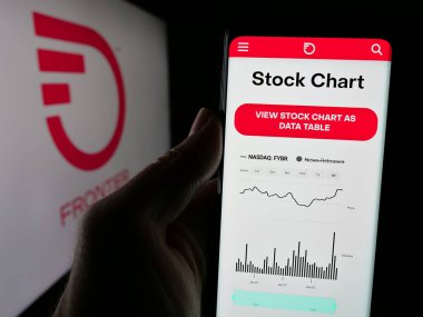 Stuttgart, Almanya - 11-13-2024: ABD 'li firma Frontier Communications Parent Inc.' in web sayfası ile cep telefonu logosu önünde ekranda. Telefon ekranının merkezine odaklan.