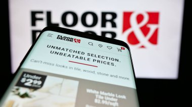 Stuttgart, Almanya - 11-13-2024: ABD 'li döşeme şirketi Floor Holding Inc.' nin web sitesi olan akıllı telefon, iş logosu önünde ekranda. Telefon ekranının sol üst kısmına odaklan.