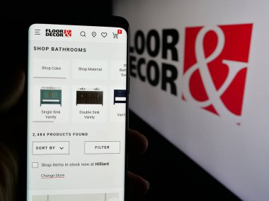 Stuttgart, Almanya - 11-13-2024: ABD döşeme şirketi Floor Decor Holding Inc. 'in web sayfası ile akıllı telefon sahibi kişi logo ile ekranda. Telefon ekranının merkezine odaklan.