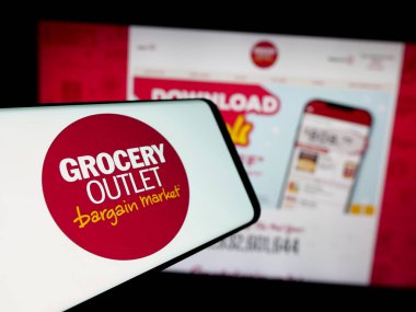 Stuttgart, Almanya - 11-14-2024: İnternet sitesinin önünde ekranda Amerikan perakende şirketi Market Holding Corp 'un logosuna sahip akıllı telefon. Telefon ekranının merkez soluna odaklan.