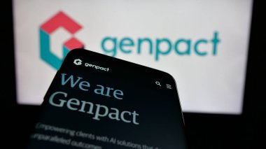 Stuttgart, Almanya - 11-14-2024: ABD 'li bilgi teknolojisi şirketi Genpact Ltd.' nin web sitesi ile birlikte ticari logo önünde ekranda. Telefon ekranının sol üst kısmına odaklan.