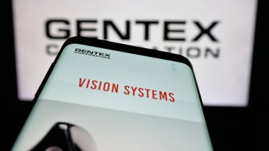 Stuttgart, Almanya - 11-14-2024: İş logosu önünde ekranda ABD 'li eletronik şirketi Gentex Corporation' ın web sitesi bulunan cep telefonu. Telefon ekranının sol üst kısmına odaklan.