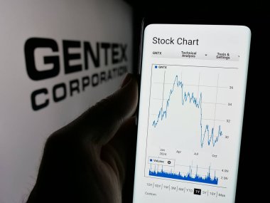 Stuttgart, Almanya - 11-14-2024: ABD 'li elektronik şirketi Gentex Corporation' ın web sayfası olan cep telefonu logosu önünde ekranda. Telefon ekranının merkezine odaklan.