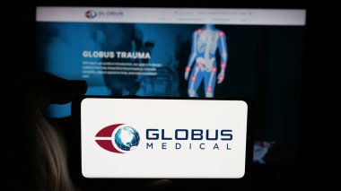 Stuttgart, Almanya - 11-14-2024: Amerikan tıbbi cihaz şirketi Globus Medical Inc. 'in logosunun bulunduğu cep telefonu web sayfası önünde ekranda. Telefon ekranına odaklan.