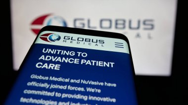 Stuttgart, Almanya - 11-14-2024: ABD 'li tıbbi cihaz şirketi Globus Medical Inc.' in web sitesi ile cep telefonu iş logosu önünde ekranda. Telefon ekranının sol üst kısmına odaklan.