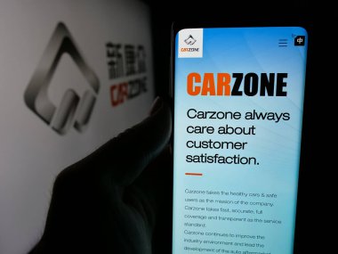 Stuttgart, Almanya - 11-17-2024: Çinli firma Jiangsu Carzone Auto Parts Co. Ltd. nin internet sayfası logo ile ekranda. Telefon ekranının merkezine odaklan.