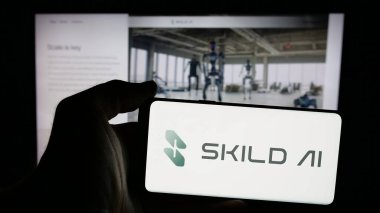 Stuttgart, Almanya - 11-17-2024: Web sayfasının önünde ekranda Amerikan robot istihbarat şirketi Skild AI 'ın logosunun bulunduğu cep telefonu sahibi kişi. Telefon ekranına odaklan.