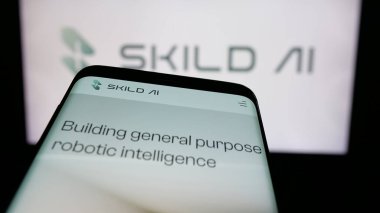 Stuttgart, Almanya - 11-17-2024: ABD 'li robotik istihbarat şirketi Skild AI' nin web sitesi olan cep telefonu iş logosu önünde ekranda. Telefon ekranının sol üst kısmına odaklan.
