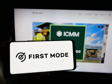 Stuttgart, Almanya - 11-17-2024: İnternet sitesinin önünde ekranda batarya şirketi First Mode Holding Inc. 'nin logosunu taşıyan kişi. Telefon ekranına odaklan.