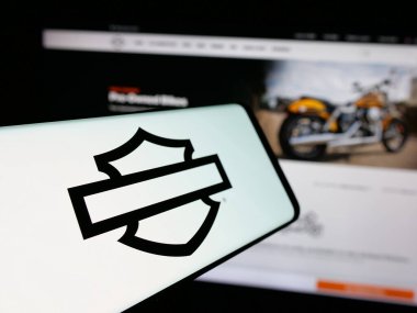 Stuttgart, Almanya - 11-26-2024: Sitenin önünde ekranda Harley-Davidson Inc. adlı ABD 'li motosiklet şirketinin logosunun olduğu cep telefonu. Telefon ekranının merkez soluna odaklan.
