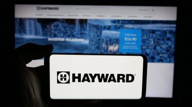 Stuttgart, Almanya - 11-26-2024: ABD 'li havuz donanım şirketi Hayward Holding Inc.' in logosunu taşıyan cep telefonu web sayfasının önünde. Telefon ekranına odaklan.