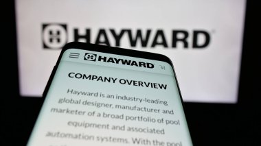 Stuttgart, Almanya - 11-26-2024: ABD 'li havuz ekipmanları şirketi Hayward Holding Inc.' nin web sitesi ile birlikte logo önünde akıllı telefon. Telefon ekranının sol üst kısmına odaklan.