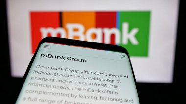 Stuttgart, Almanya - 11-26-2024: Polonyalı bankacılık şirketi mBank S.A. 'nın web sitesi ile cep telefonu iş logosu önünde ekranda. Telefon ekranının sol üst kısmına odaklan.
