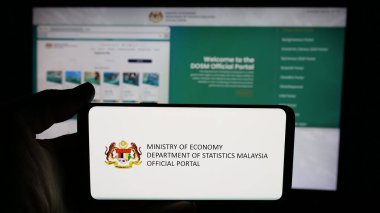 Stuttgart, Almanya - 11-25-2024: İstatistik Dairesi Malezya (DOSM) logosunun bulunduğu cep telefonu web sayfası önünde ekranda. Telefon ekranına odaklan.
