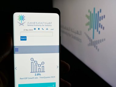 Stuttgart, Almanya - 11-22-2024: Suudi İstatistik Genel Müdürlüğü 'nün (GASTAT) web sitesi bulunan cep telefonu logosu ekranda. Telefon ekranının merkezine odaklan.