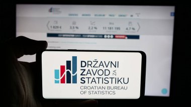 Stuttgart, Almanya - 11-22-2024: Hırvatistan İstatistik Bürosu 'nun (DZS) logosunun bulunduğu cep telefonu web sayfası önünde ekranda. Telefon ekranına odaklan.