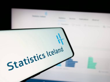 Stuttgart, Almanya - 11-24-2024: İnternet sitesi önünde İstatistik İzlanda (İstatistik) logosu bulunan akıllı telefon. Telefon ekranının merkez soluna odaklan.