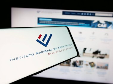 Stuttgart, Almanya - 11-24-2024: İnternet sitesi önünde üzerinde Instituto Nacional de Estatistica Portugal (INE) logosu bulunan cep telefonu. Telefon ekranının merkezine odaklan.