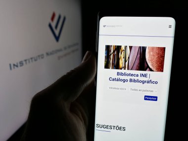 Stuttgart, Almanya - 11-24-2024: Logolu Instituto Nacional de Estatistica Portugal (INE) web sitesine sahip kişi ekranda. Telefon ekranının merkezine odaklan.