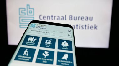 Stuttgart, Almanya - 11-24-2024: Hollanda Centraal Bureau voor de Statistiek (CBS) sitesinin bulunduğu cep telefonu logonun önünde ekranda. Telefon ekranının merkezine odaklan.