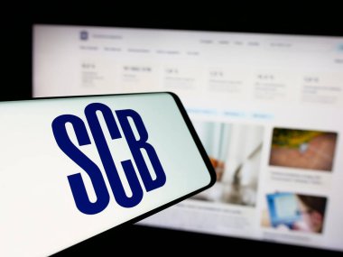 Stuttgart, Almanya - 11-24-2024: İnternet sitesi önünde ekranda İstatistik Merkezi (İstatistik İsveç, SCB) logosu bulunan cep telefonu. Telefon ekranının merkez soluna odaklan.