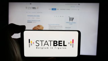 Stuttgart, Almanya - 11-24-2024: Belçika İstatistik Dairesi (Statbel) logosu olan cep telefonu web sayfası önünde ekranda. Telefon ekranına odaklan.