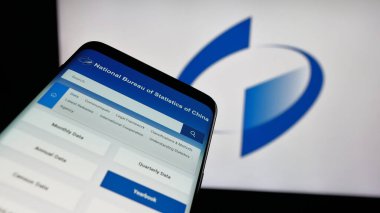 Stuttgart, Almanya - 11-21-2024: Çin Ulusal İstatistik Bürosu 'nun web sitesi bulunan akıllı telefon logonun önünde ekranda. Telefon ekranının sol üst kısmına odaklan.