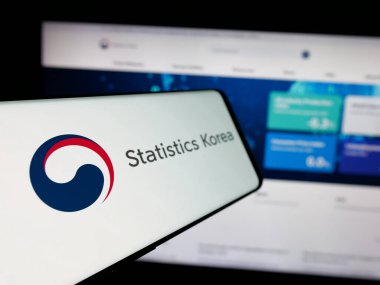 Stuttgart, Almanya - 11-21-2024: Kore İstatistik Dairesi (KOSTAT) logosuna sahip akıllı telefon web sitesi önünde ekranda. Telefon ekranının soluna odaklan.
