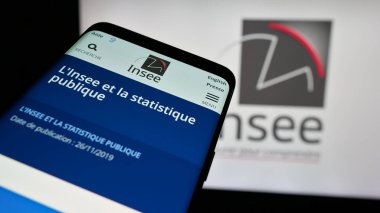 Stuttgart, Almanya - 11-20-2024: Fransız ulusal istatistik dairesi INSEE 'nin web siteli akıllı telefon logonun önünde ekranda. Telefon ekranının sol üst kısmına odaklan.